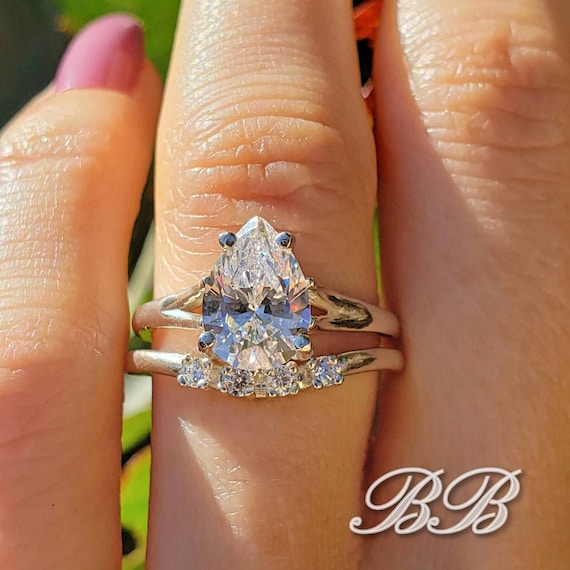 7x5mm 13x9mm Pear Solitaire Split Shank Curved Wedding Band