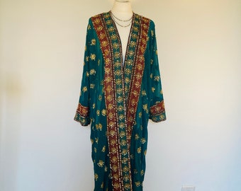 Könnte beinhalten: Ein langer, blaugrüner, durchsichtiger Kimono mit goldenen und roten Stickereien. Der Kimono hat einen tiefen V-Ausschnitt und lange Ärmel.