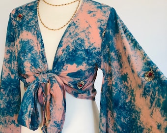 Bluzka kimonowa z cekinami i nadrukiem tie-dye w stylu boho: różowo-niebieska bluzka hipisowska