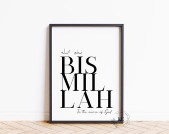 Puede incluir: Impresión tipográfica en blanco y negro con la frase árabe "Bismillah" y la traducción al inglés "In the name of God".