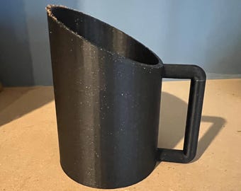 Large Dog Food Scoop – Durable, Easy-Pour Design with Comfortable Handle