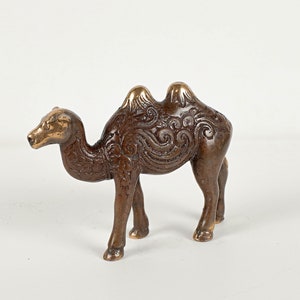 Unik djurfigur, 8,5 cm staty, mässingsdekor, kamel, bronskonst, djurprydnad, afrikansk barnkammardekor, present till syster
