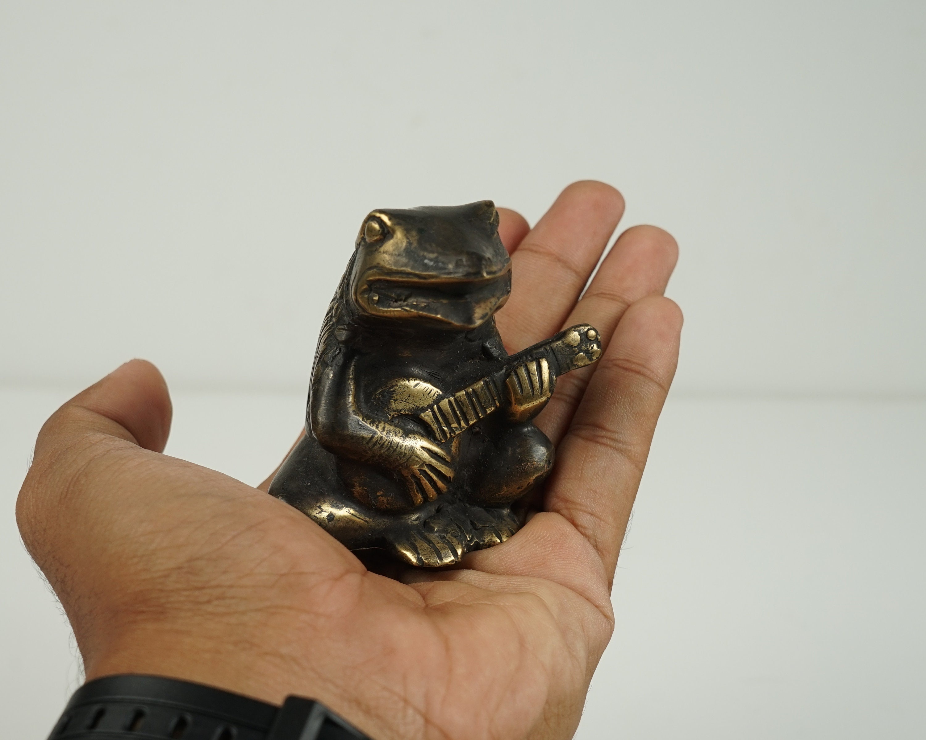 ギターを弾くカエルの像、2.5インチのブロンズ製カエルの置物 