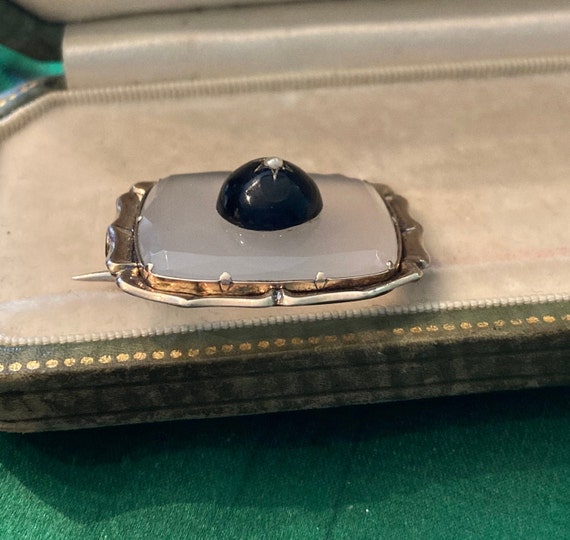 Victorian 14k Chalcedony Brooch with Black Onyx a… - image 3