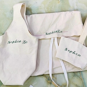 Personligt broderat presentset – Vattenflaskpåse + Tygkasse + Presentförpackning i tyg (24 x 25 cm)