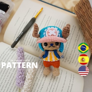 Könnte beinhalten: Häkelanleitung für eine Comicfigur mit braunen Geweih, einem blauen und rosa Hut und einem gelb-rot gestreiften Hemd. Das Muster heißt "The Looped Crafts".