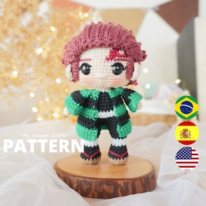 Może przedstawiać: Wzór na amigurumi na szydełku dla postaci z różowymi włosami, zielono-czarną odzieżą i czerwoną plamką na czole. Wzór nazywa się "The Looped Crafts PATTERN".