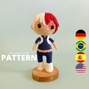 Pode incluir: Padrão de amigurumi de crochê para um personagem de anime vermelho e branco com roupas azuis e brancas. O padrão é chamado "The Looped Crafts Pattern".