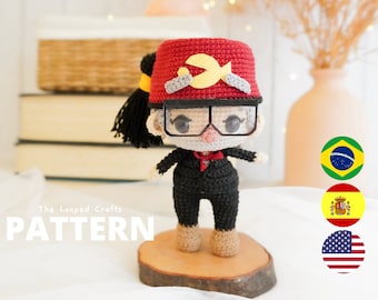May include: Crochet amigurumi pattern for a character wearing a red fez hat with a yellow design, black glasses, and a black suit. The pattern is available for download. The image also includes flags of Brazil, Spain, and the United States.