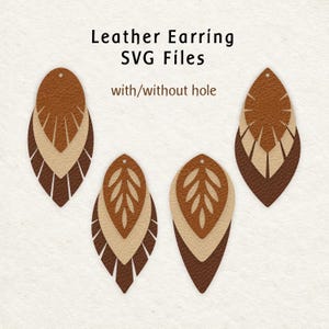 Könnte beinhalten: Vier geschichtete Ohrringformen in Braun- und Cremetönen mit Ausschnittmustern. Der Text lautet Leather Earring SVG Files with/without hole. Die Formen haben spitze Enden und kleine Löcher an der Oberseite zur Befestigung der Designs.