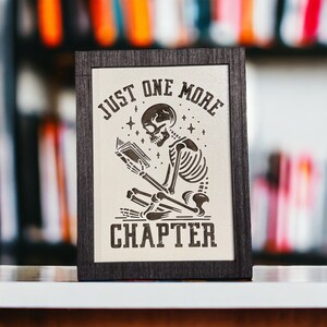 Letrero de estantería «Solo un capítulo más»: decoración de biblioteca grabada