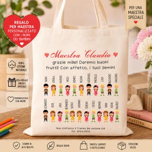 Può includere: Una borsa tote color crema con la scritta "Maestra Claudia" e i nomi dei bambini. La borsa presenta illustrazioni di bambini e testo in italiano, che indica che si tratta di un regalo personalizzato.