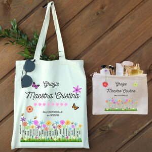Può includere: Una borsa tote bianca e un beauty case abbinato con disegni floreali e farfalle. La borsa tote ha il testo "Grazie Maestra Cristina" e un elenco di nomi. Il beauty case ha lo stesso testo.