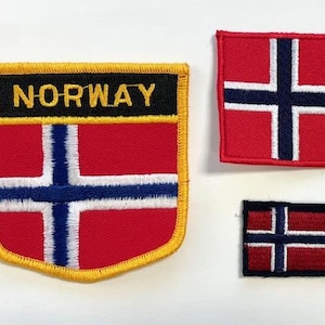 Peut inclure: Trois patchs brodés représentant le drapeau norvégien. Le plus grand patch est rouge, blanc et bleu avec une bordure jaune et le mot "NORWAY" en lettres noires. Les deux autres patchs sont plus petits et présentent le drapeau norvégien rouge, blanc et bleu.