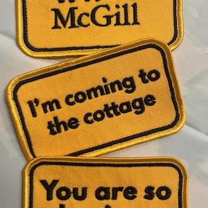 Peut inclure: Trois écussons brodés jaunes avec des bordures noires et du texte. Le patch supérieur indique "WTF is McGill", le patch du milieu dit "I'm coming to the cottage", et le patch inférieur dit "You are so boring."