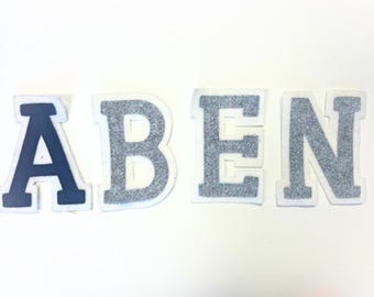 Toppa in feltro con iniziali grandi, decorazione per giacca, applique, da stirare/cucire, emblema A B E N blu navy grigio