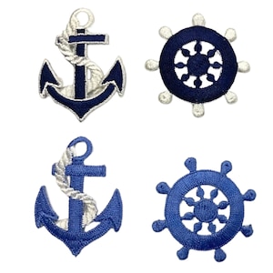 Könnte beinhalten: Set aus vier blauen und weißen, nautisch inspirierten Bügelbildern. Zwei Patches zeigen Anker mit Seildetails und zwei Patches zeigen Schiffsräder.
