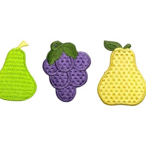 Può includere: Tre toppe di frutta ricamate: una pera verde, un grappolo d'uva viola e una pera gialla. Ogni toppa ha un aspetto strutturato ed è posta su uno sfondo bianco. Le toppe sono probabilmente per scopi decorativi.