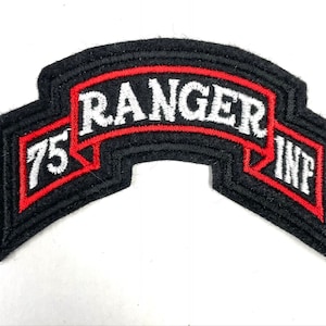 Op de afbeelding: Een geborduurd zwart en rood patch met de woorden "RANGER" en "75th INF" in wit.