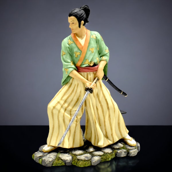 Statue de samouraï avec épée, figurine de guerrier japonais en costume traditionnel avec katana, figurine de samouraï décorative