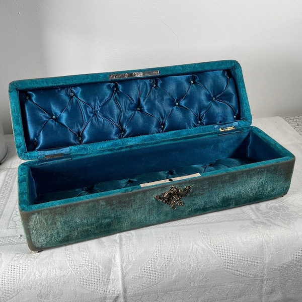 Antique gloves or jewelry box in velvet Victorian period