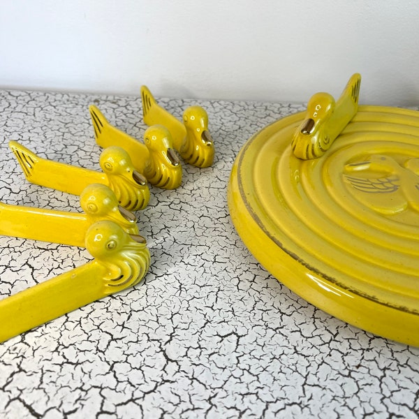 Charmant ensemble de table en céramique à décor de canard années 40 porte couteaux salière et dessous de plat jaune