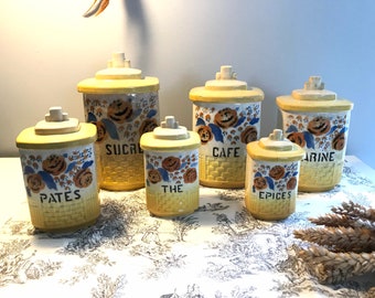 1930 年頃の、多色の花飾りが施された美しい陶器のスパイス瓶 4 個