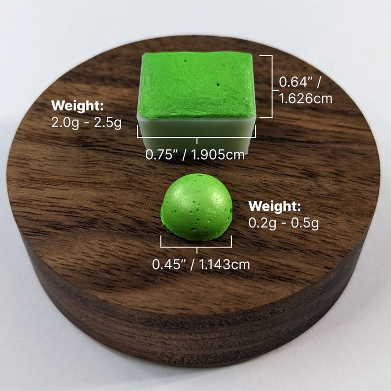 Pu&ograve; includere: Due saponette fatte a mano, di colore verde e macchiate. La saponetta pi&ugrave; grande &egrave; quadrata e pesa da 2,0 a 2,5 grammi. La saponetta pi&ugrave; piccola &egrave; rotonda e pesa da 0,2 a 0,5 grammi. Entrambe le saponette sono su una superficie di legno.