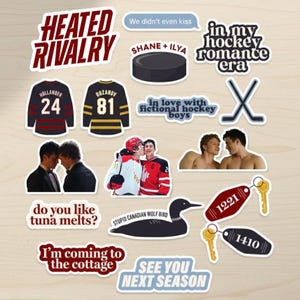 K&ouml;nnte beinhalten: Eine Sammlung von Aufklebern mit Hockey-Designs und Text. Enth&auml;lt Trikots, einen Puck, gekreuzte Hockeyschl&auml;ger und S&auml;tze wie "Heated Rivalry" und "In my hockey romance era."