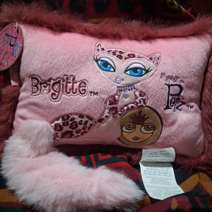 Puede incluir: Una taza de cerámica blanca con asa negra y el texto "But First, Coffee" en negro, con una fuente de estilo manuscrito. La taza está sobre una superficie blanca.