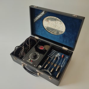 Lot 36 - A 19TH CENTURY ELECTRIC SHOCK THERAPY MACHINE