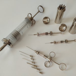 RRR SUPER RARE Glass Syringe(s) / Magnificent / Excellent Gift - In Perfect Condition ! Very Cool Decoration Medical Glass Syringes 1930s