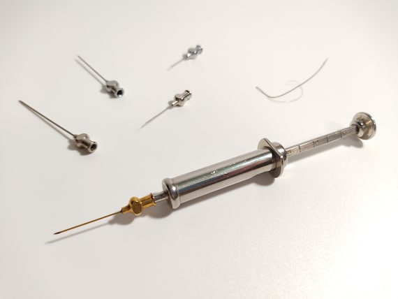 アンティーク 2ml メタルシリンジ + 5個 希少医療用品 針 ヴィンテージ