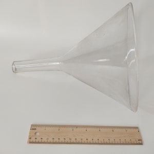 Beschädigte Antike Große Laborglas Trichter Labor Flasche Glaswaren Alte Apotheke und Medizinische Geräte