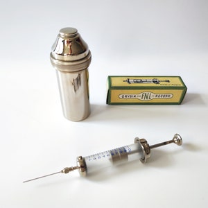 EXCELLENT CONDITION Antique Medical Equipment Collectibles 1pc 10ML Syringe +7pc Needles +Metal Holder Vintage Record Syringe Injekcion 1950