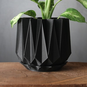 The Estrella Planter in Matte Black - Drainage Hole and Tray - Modern Indoor Plant Pot - 3D Printed Gift - Perfect for Succulent and Cactus