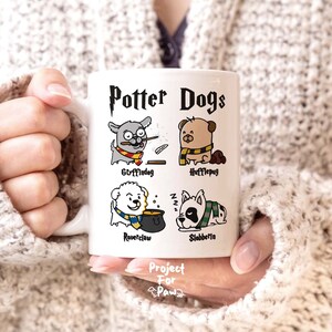 Pu&ograve; includere: Una tazza in ceramica bianca con un design a tema Harry Potter con quattro cani che rappresentano le case di Hogwarts. La tazza dice "Potter Dogs" e ha i nomi delle case "Gryffindog", "Hufflepug", "Ravenclaw" e "Slytherin" scritti sotto ogni cane.