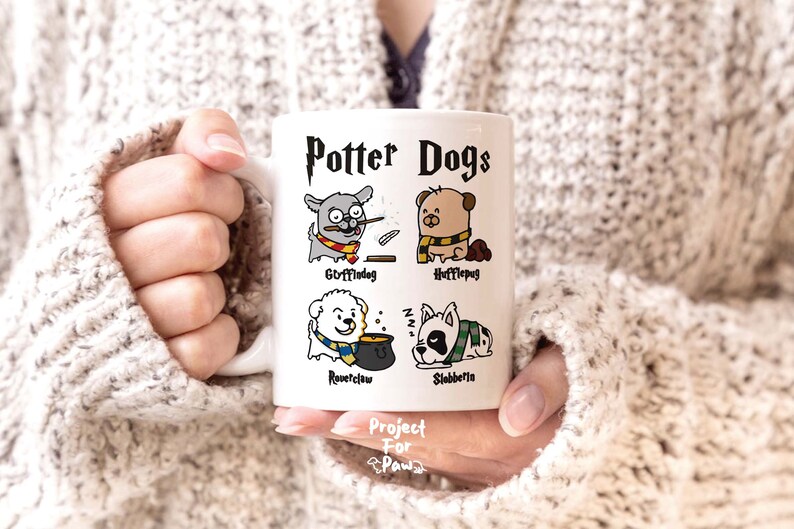 Pu&ograve; includere: Una tazza in ceramica bianca con un design a tema Harry Potter con quattro cani che rappresentano le case di Hogwarts. La tazza dice "Potter Dogs" e ha i nomi delle case "Gryffindog", "Hufflepug", "Ravenclaw" e "Slytherin" scritti sotto ogni cane.