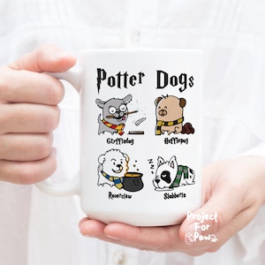 Pu&ograve; includere: Una tazza in ceramica bianca con un'illustrazione in bianco e nero di quattro cani che rappresentano le case di Hogwarts di Harry Potter. Il testo "Potter Dogs" &egrave; in cima alla tazza. Le case sono Grifondoro, Tassorosso, Corvonero e Serpeverde.