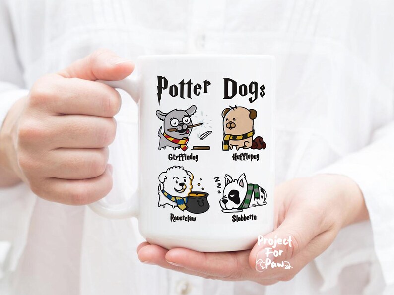 Pu&ograve; includere: Una tazza in ceramica bianca con un'illustrazione in bianco e nero di quattro cani che rappresentano le case di Hogwarts di Harry Potter. Il testo "Potter Dogs" &egrave; in cima alla tazza. Le case sono Grifondoro, Tassorosso, Corvonero e Serpeverde.