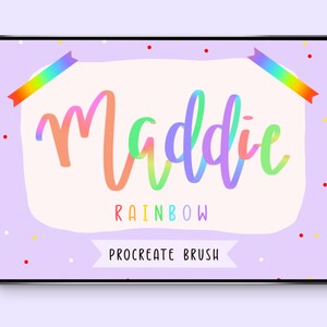 Può includere: Un'illustrazione digitale di testo arcobaleno che dice "Maddie Rainbow Procreate Brush" sullo schermo di un tablet con sfondo viola e puntini bianchi.