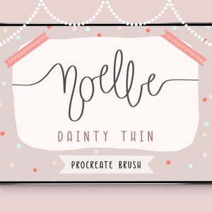 Può includere: Un'illustrazione digitale di uno schermo di tablet che mostra un pennello Procreate chiamato "Noelle Dainty Thin". Il pennello è mostrato mentre scrive la parola "Noelle" in uno stile delicato e scritto a mano. Lo sfondo è rosa chiaro con punti bianchi.