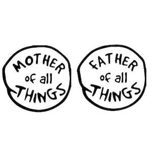 Pode incluir: Dois adesivos circulares preto e branco com o texto "MOTHER of all THINGS" e "FATHER of all THINGS" neles.