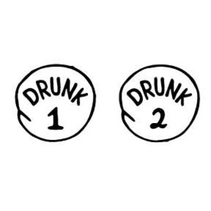 Op de afbeelding: Twee ronde witte onderzetters met zwarte letters. De eerste onderzetter zegt "Drunk 1" en de tweede onderzetter zegt "Drunk 2".