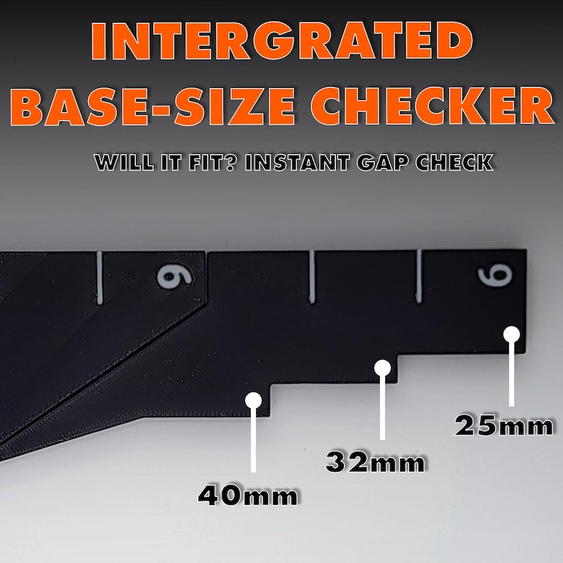 Op de afbeelding: Een zwarte basisgrootte checker met de tekst "INTERGRATED BASE-SIZE CHECKER" en "WILL IT FIT? INSTANT GAP CHECK". De checker heeft afmetingen van 40 mm, 32 mm en 25 mm. Het nummer 6 is zichtbaar.