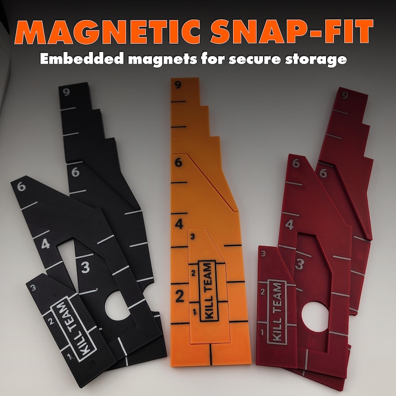 Op de afbeelding: Drie magnetische snap-fit game-accessoires in zwart, oranje en rood. Elk stuk heeft genummerde markeringen en de tekst "KILL TEAM". De bovenste tekst luidt "MAGNETIC SNAP-FIT" en "Embedded magnets for secure storage".