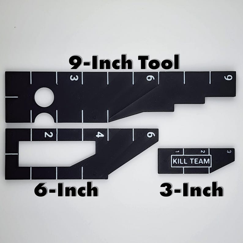 Op de afbeelding: Zwarte multi-toolset met witte markeringen en de tekst "9-Inch Tool", "6-Inch" en "3-Inch". De set bevat een tool van 22,86 cm, een tool van 15,24 cm en een tool van 7,62 cm met de tekst "KILL TEAM".