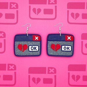 Handgemachter 'Error Message 404 Love Not Found' Polymer Clay Ohrring mit Sterling Silber Ohrdraht