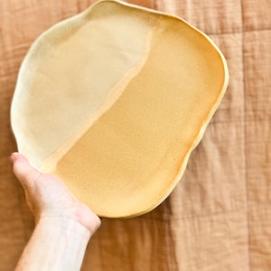 Handgemachter Steingut Teller 25 cm: Beige Creme Servierplatte, Boho Mediterran Dekor