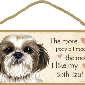 Hoe meer mensen ik ontmoet, hoe leuker ik mijn Shih Tzu vind! Mooi hangend houten hondenbord Made In USA 10&quot; X 5&quot; Gift Home GRATIS verzending NIEUW A70